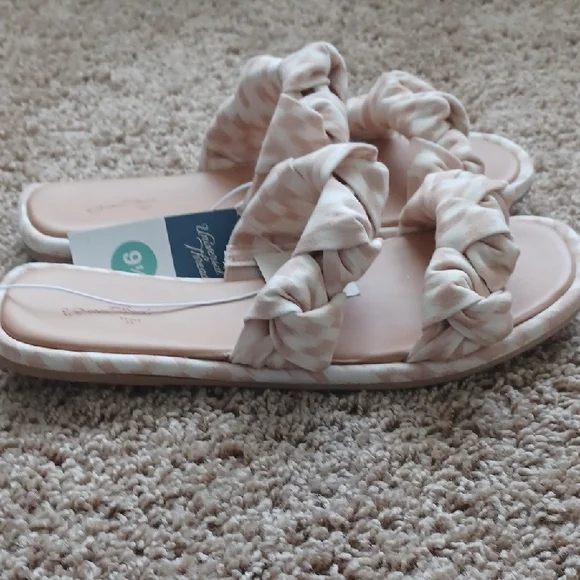 Universal Thread Ruffled Tan Slippers - Picture 2 of 3
